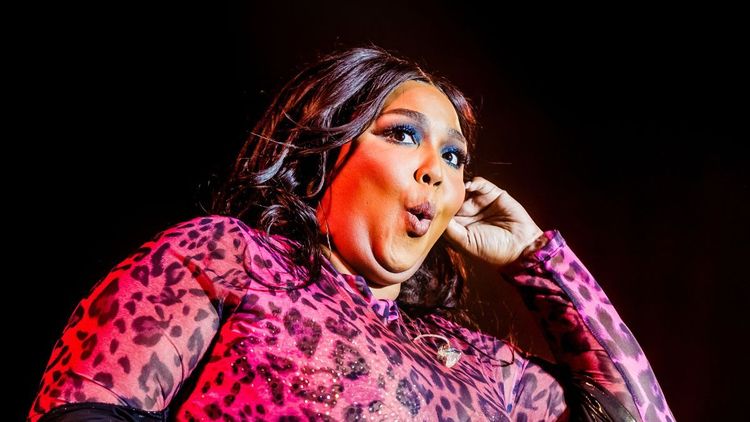 Lizzo : après les accusations de harcèlement moral, la chanteuse stoppe sa carrière