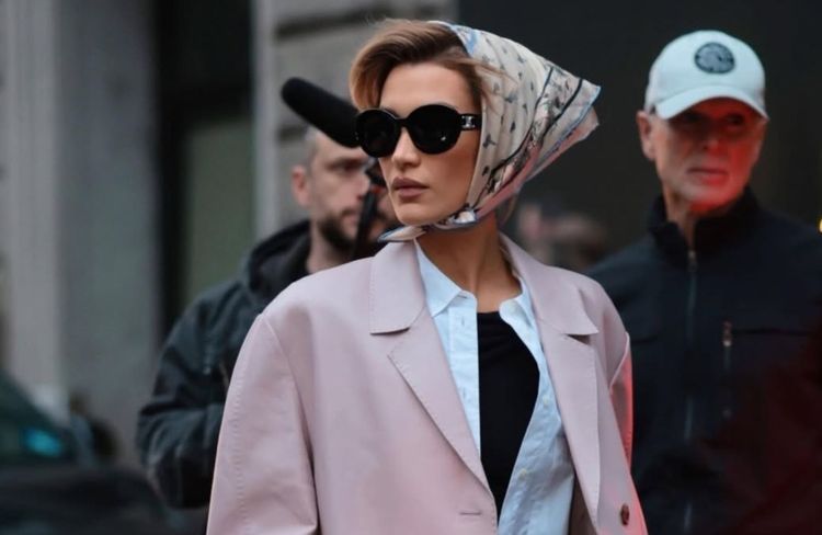 Dans les rues de New York, Bella Hadid remet au goût du jour l’accessoire cheveux préféré de Grace Kelly