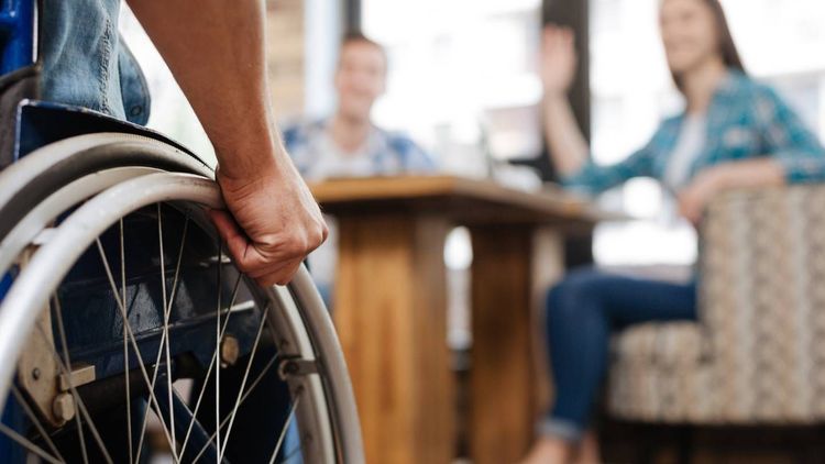 « Je suis en situation de handicap moteur, jusqu'à quel âge ai-je droit à l'AAH et à la PCH ? »