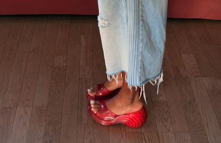 Les jelly shoes peuvent-elles encore se réinventer ? Ce modèle futuriste et coloré fait craquer toutes les férues de mode cet été