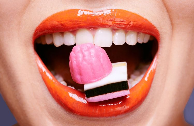 Une envie de sucre irrépressible ? Voici les 4 causes principales, selon les experts