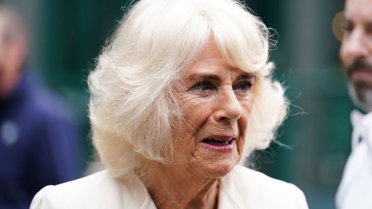 Camilla Parker Bowles embarrassée : on l'a vue toute nue en train de faire le ménage