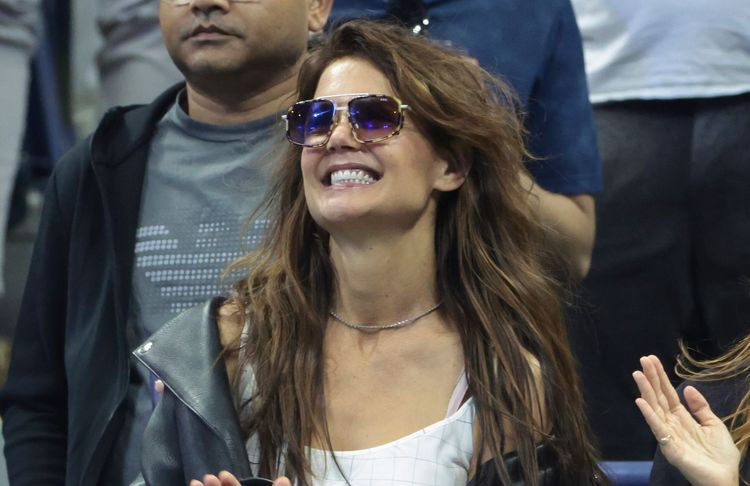 La veste en cuir : le twist rock de Katie Holmes pour sublimer une robe