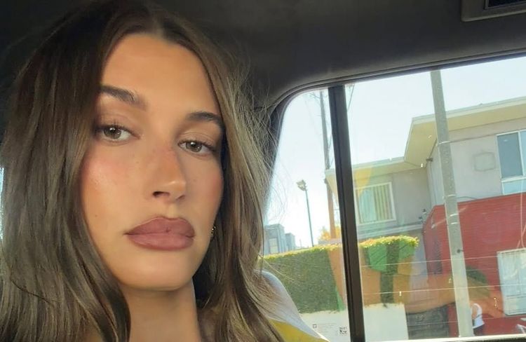 Blush sur les yeux et crayon sur le nez : Hailey Bieber dévoile son make-up « fond de sac »