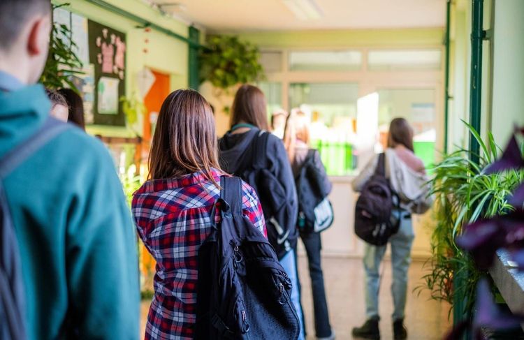 Sexualité des jeunes : comment les discours masculinistes augmentent les pratiques à risque, alerte le Sidaction