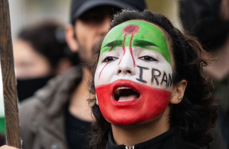 L'édito de ELLE : Impossible de ne pas crier « Femme, vie, liberté » en 2026