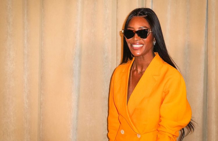 Chevelure XXL blond miel : Naomi Campbell délaisse sa crinière noire au profit d’une coloration lumineuse