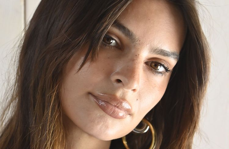 Prête pour l’été, Emily Ratajkowski adopte le carré long