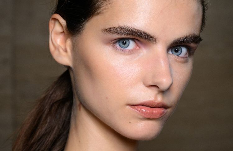 Après le marron, le mascara gris s’impose comme la nuance inattendue de l’automne