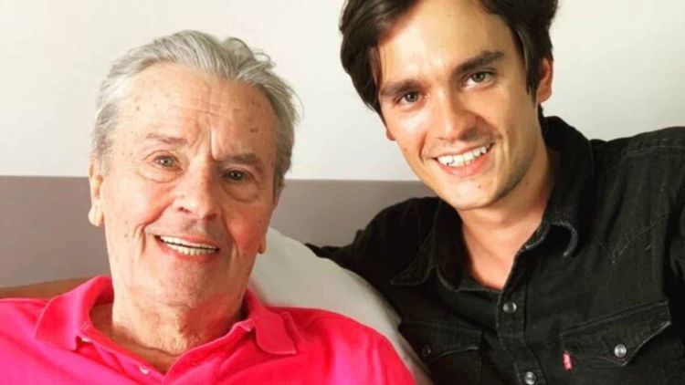 Mort d'Alain Delon : son fils Alain-Fabien Delon dévoile des photos un mois après son décès, un détail saute aux yeux