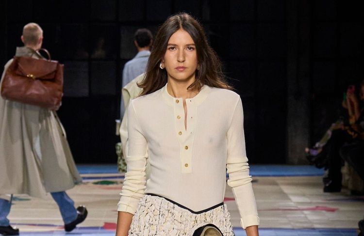 Le Henley, la pièce masculine qu'on va toutes vouloir porter cet été