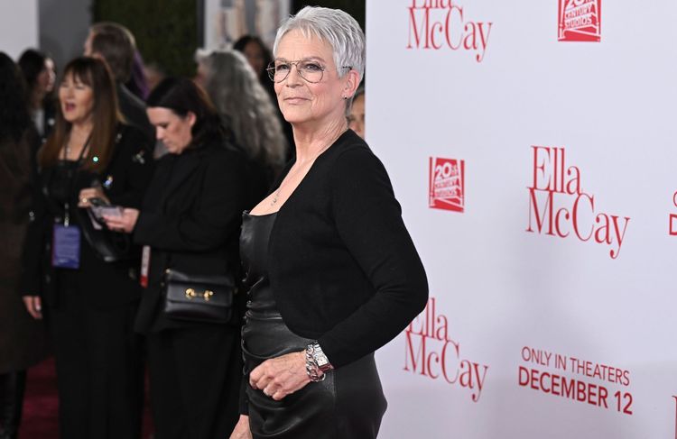 Jamie Lee Curtis évoque son parcours d’actrice et célèbre ses 50 ans de carrière en images