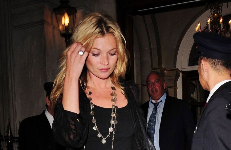 Porté par Kate Moss dans les années 2000, le short taille basse revient sur le devant de la scène