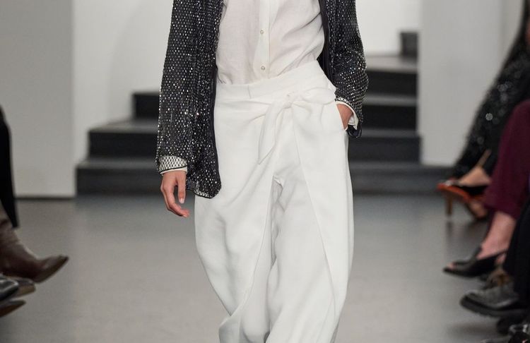 Le pantalon à taille croisée, la clé pour casser la routine stricte d’une silhouette tailoring