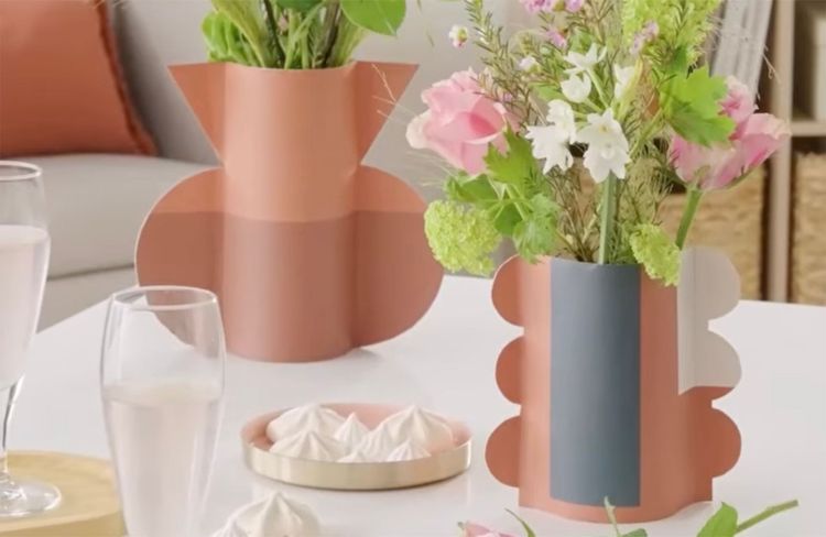 DIY : comment recycler des chutes de papier peint en vase déco