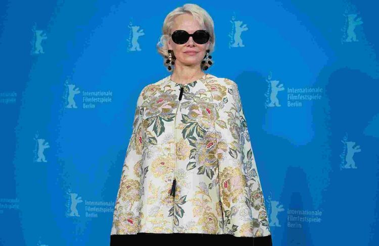 À 58 ans, Pamela Anderson sublime la robe courte avec une cape spectaculaire à Berlin