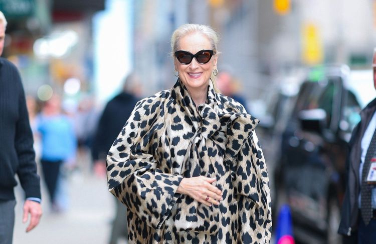 Meryl Streep fait sensation à Tokyo en tailleur-jupe Chanel, à la première de « Diable s’habille en Prada 2 »