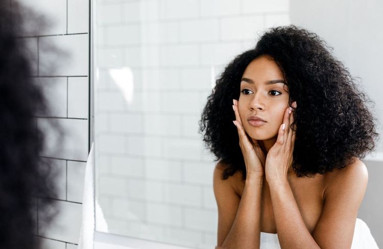 Ces habitudes quotidiennes peuvent considérablement assécher la peau selon une dermatologue