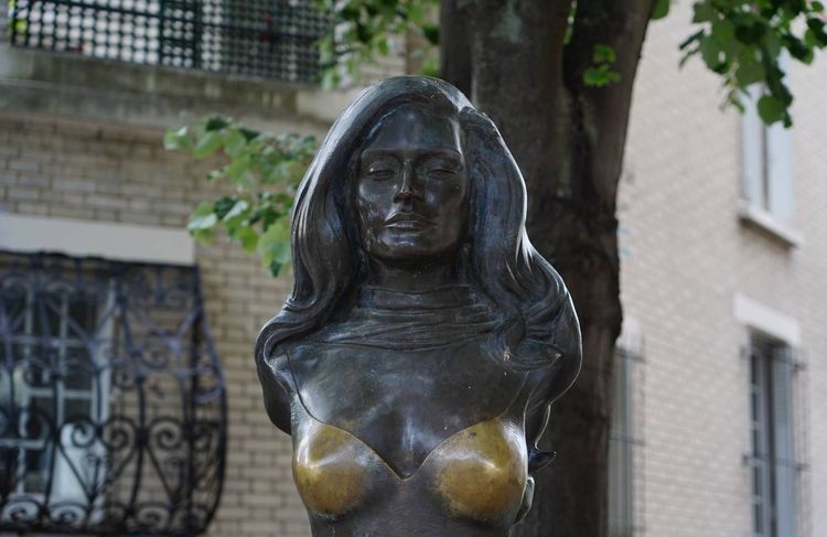 « Une banalisation d’agression sexuelle » : des élus veulent protéger la poitrine de la statue de Dalida