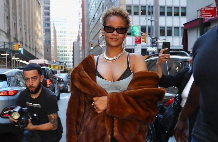 Pour le lancement de Fenty Hair, Rihanna dévoile ses cheveux courts au naturel