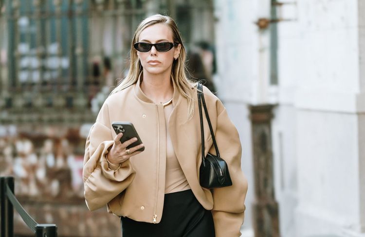Qu'est-ce que la tendance des "east-west bags" que l'on voit partout cet hiver ?