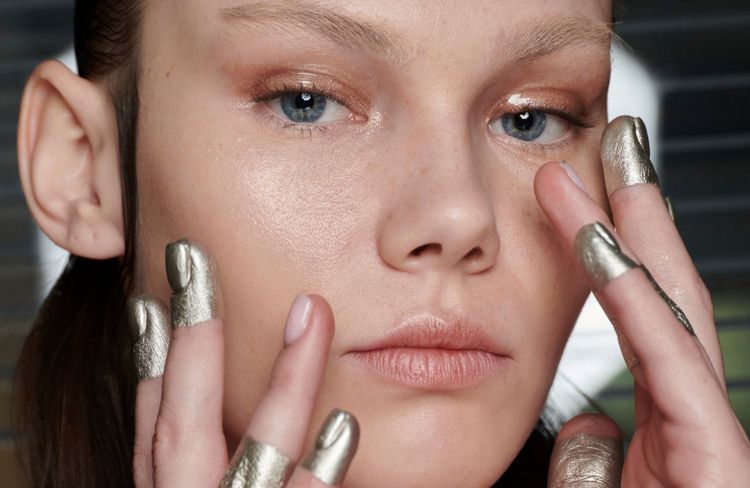“Recession nails” : pourquoi les ongles courts font leur grand retour en 2026
