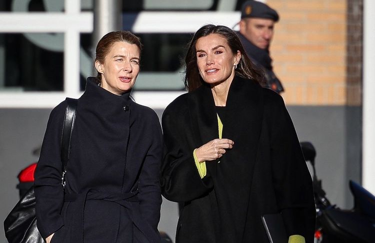 Total-look noir et touche de couleur, la nouvelle tocade mode de Letizia d'Espagne