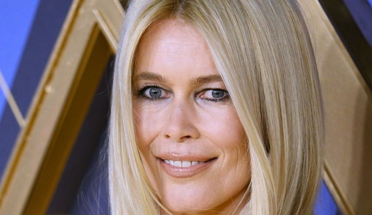 À 55 ans, Claudia Schiffer "sidérante" en maillot de bain, des clichés qui bousculent les codes