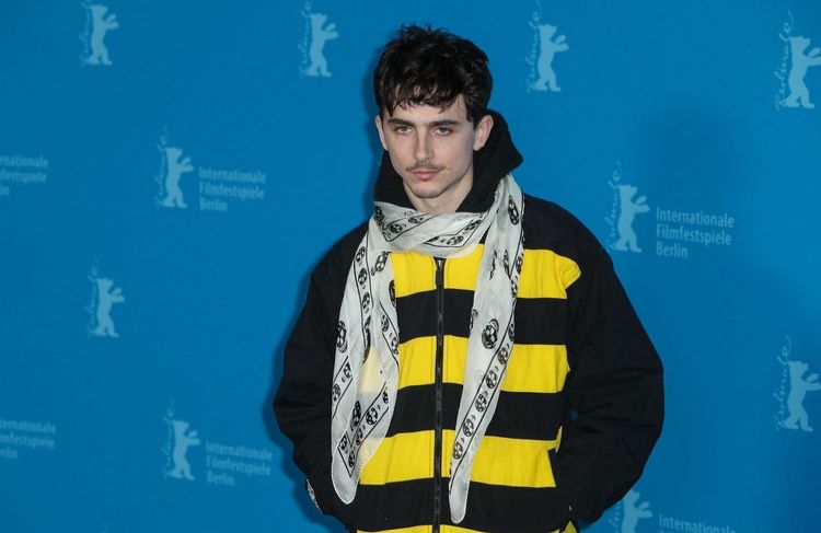 Accessoire phare des années 2000, Timothée Chalamet remet au goût du jour le foulard Skull d’Alexander McQueen
