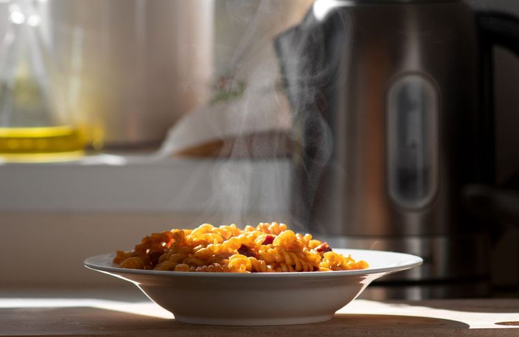 Pourquoi ne faut-il pas mettre les aliments encore chauds au réfrigérateur ?