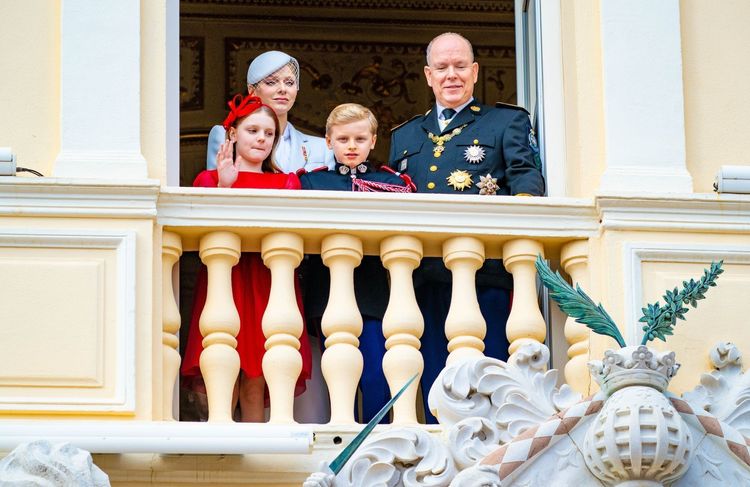 Albert et Charlène de Monaco profitent d’une journée sportive aux Jeux d'hiver avec Jacques et Gabriella