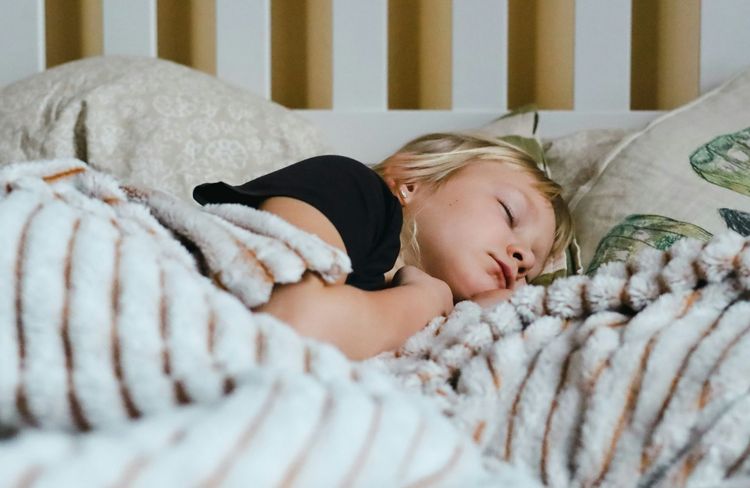 Terreurs nocturnes : 3 méthodes qui marchent pour aider son enfant à s'endormir sereinement