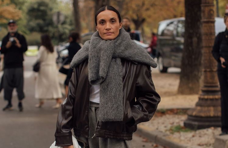 Porter son pull sur un manteau est la nouvelle alternative tendance à l’écharpe cet hiver