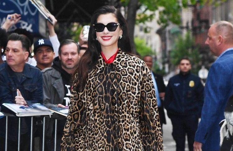 Anne Hathaway dévoile la couleur tendance qui matche à merveille avec l’imprimé léopard