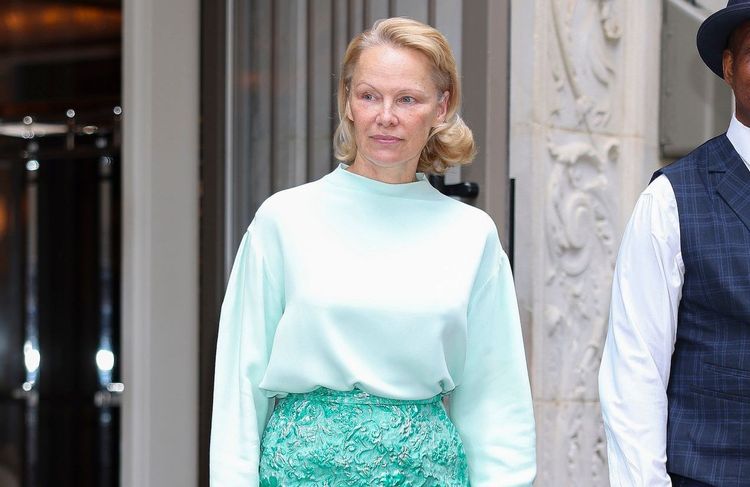 Pourquoi le monochrome est la meilleure idée mode de l’été selon Pamela Anderson