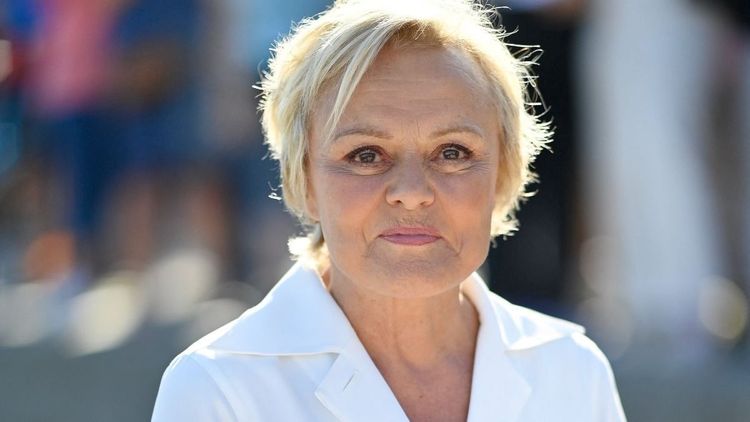 "Je n'ai pas d'enfant parce que comme je n'allais pas très bien quand j'étais jeune" : Muriel Robin revient sur un des plus gros drames de sa vie
