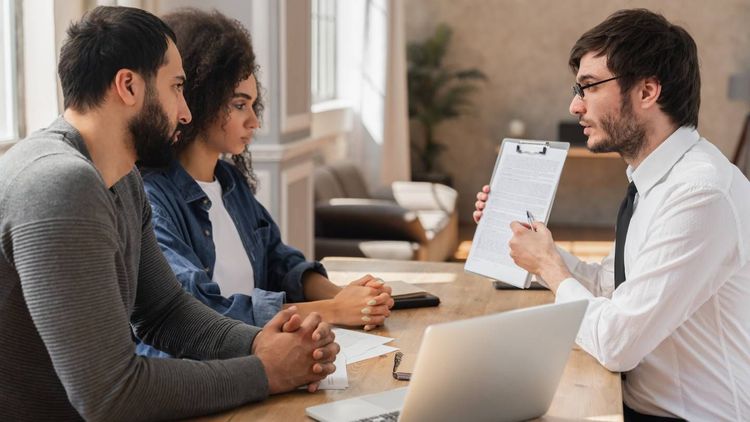 Crédits immo et conso : pourquoi les Français empruntent moins qu'avant ?