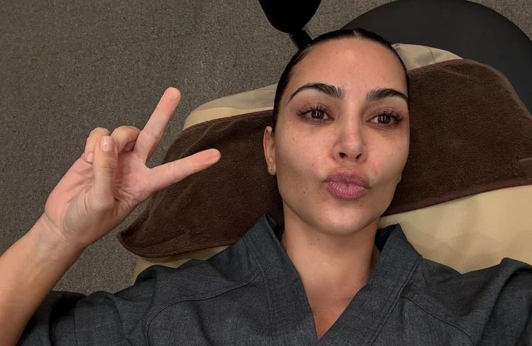 « C'est mon meilleur ami»  : Kim Kardashian dévoile le soin visage qui se cache derrière sa peau lisse