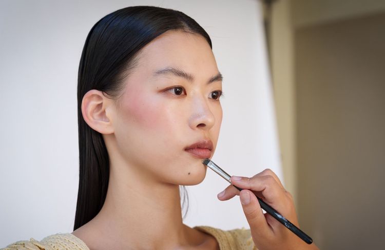 Voici l'astuce pour fixer son maquillage en moins de trente secondes, selon une make-up artist
