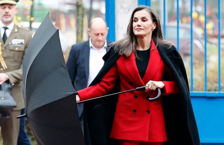 Letizia d’Espagne : son costume rouge défie la grisaille madrilène