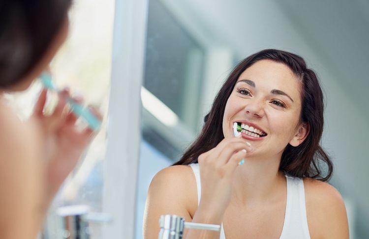 Se brosser les dents avec de la niacinamide : la tendance controversée du moment