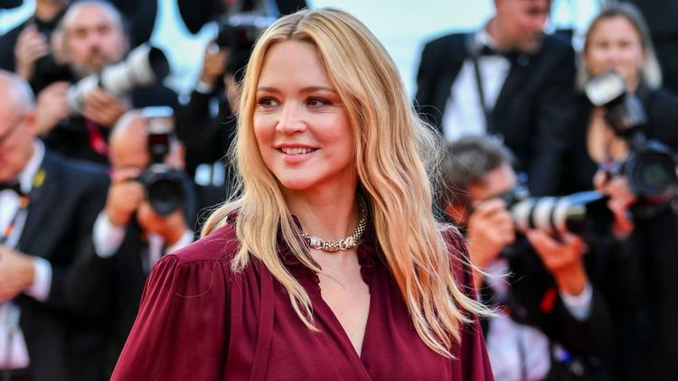 Oops, Virginie Efira (48 ans) a oublié son soutien-gorge et son pantalon sur le carpet, le festival de Cannes voit rouge