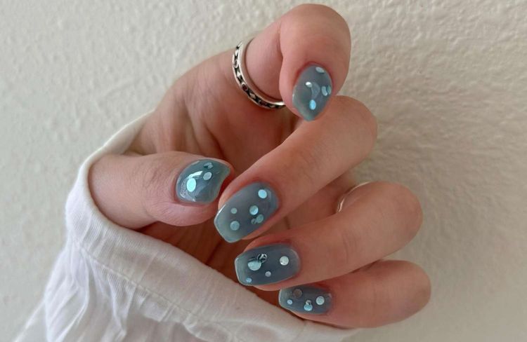 Cette tendance aperçue sur nos jupes fait aussi scintiller nos ongles cet été