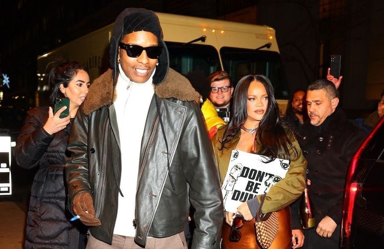 Rihanna prouve que la robe nuisette et le bomber font très bon ménage
