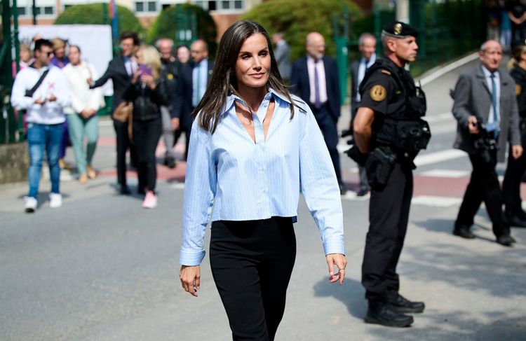 Letizia d’Espagne adopte la tendance cut-out avec une élégance