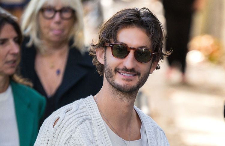 Pierre Niney se confie sur l’éducation de ses filles, inspirée de sa propre enfance