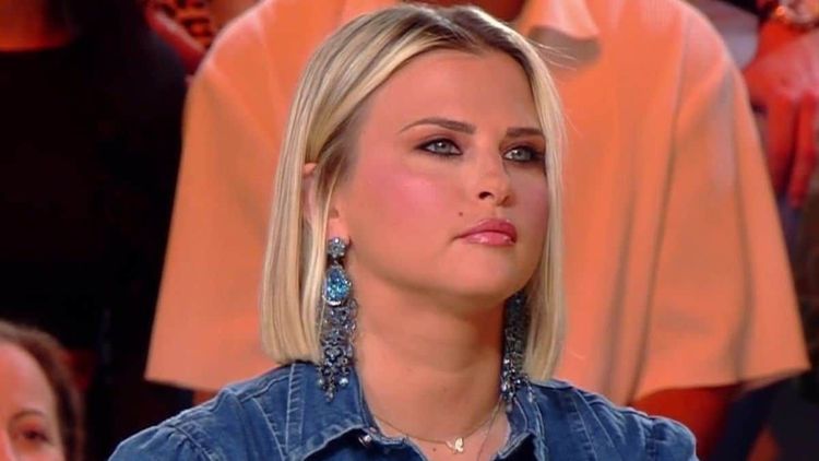Malaise sur TPMP, Kelly Vedovelli balance sur une idylle secrète entre deux chroniqueurs : "C'est qui ?"