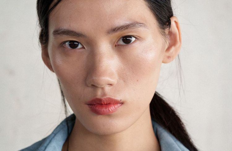 Cette astuce maquillage repérée sur les réseaux affine le nez en 10 secondes chrono