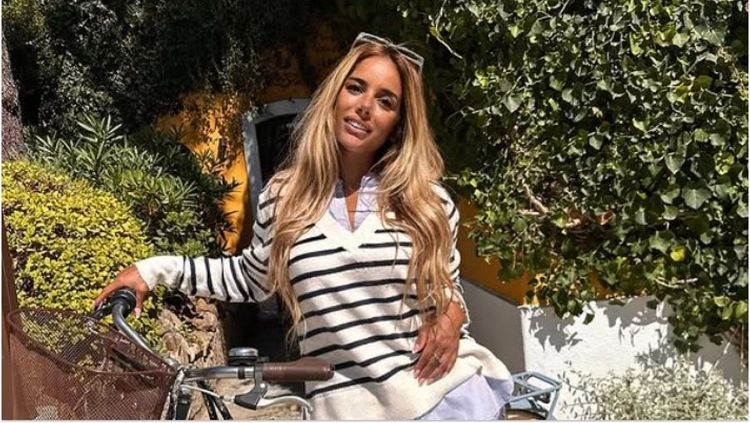 "Le temps s’est suspendu" : Sarah Martins bientôt maman pour la première fois, elle dévoile son babybump déjà bien arrondi
