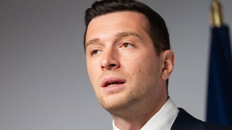 Jordan Bardella les doigts de pieds en éventail sur la Côte d'Azur, le chéri de Maria-Carolina a jeté son dévolu sur ces coins de paradis